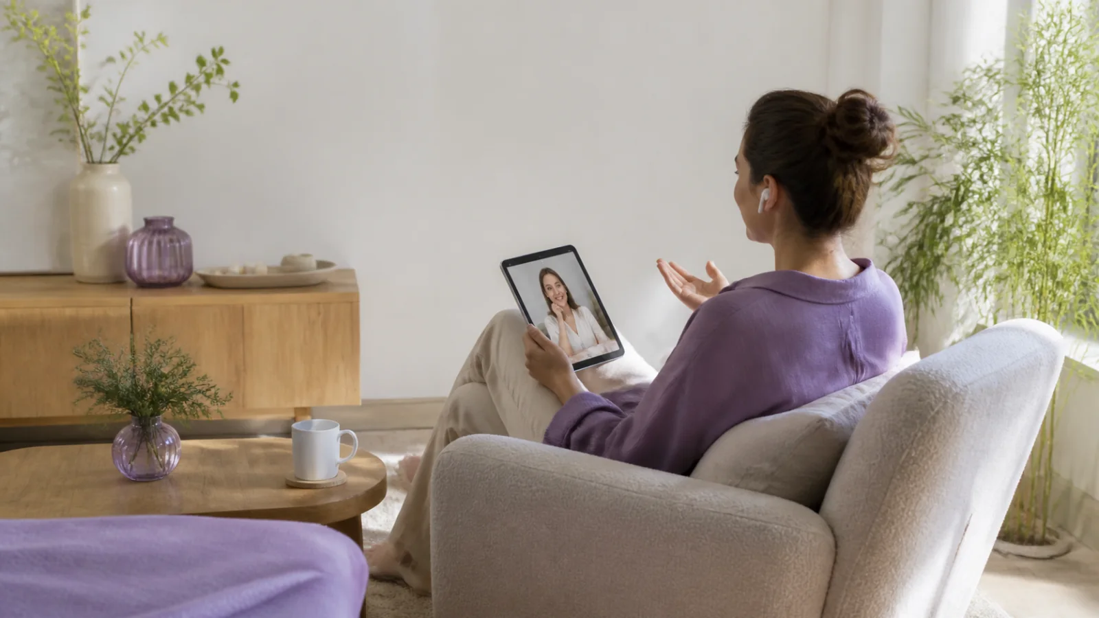 Pessoa adulta em videochamada pelo tablet em ambiente reservado